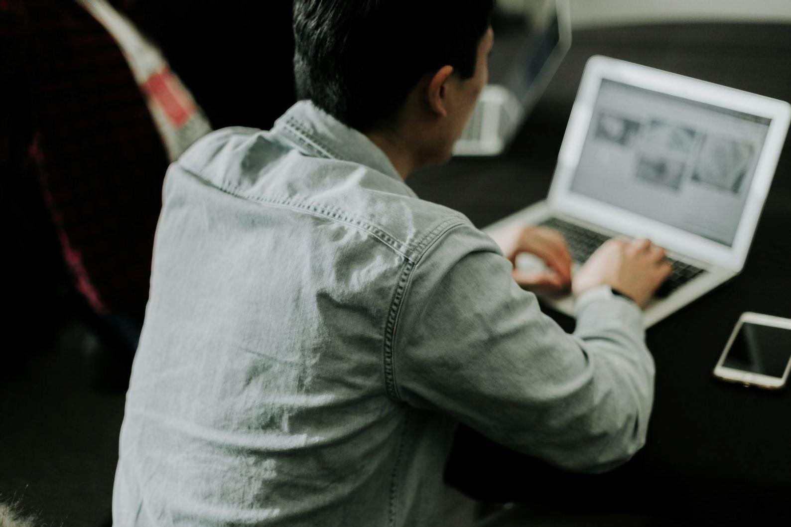 Personne travaillant sur son budget personnel avec calculatrice et documents financiers