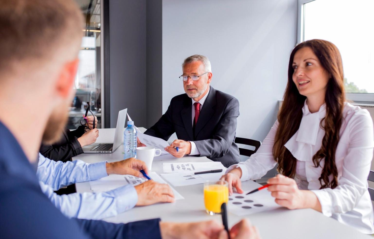 Groupe de personnes suivant une formation budgétaire en ligne