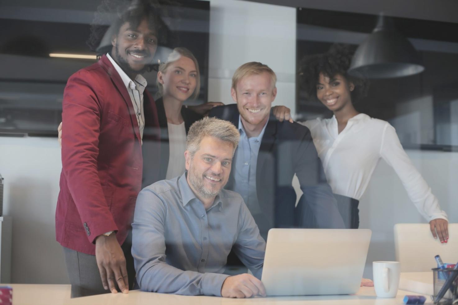 Consultant financier travaillant avec un client sur un plan budgétaire personnalisé